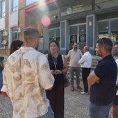 Los arquitectos durante la visita al edificio que se va a rehabilitar.
