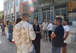 Los arquitectos durante la visita al edificio que se va a rehabilitar.