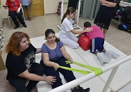 Sesión en una de las terapias que presta Famdif en sus instalaciones, en una imagen de archivo.