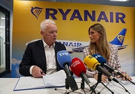 El consejero delegado de Ryanair, Eddie Wilson, y la directora de comunicación en España, Alejandra Ruiz.
