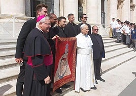 El obispo Lorca Planes y sacerdotes murcianos entregan al Papa una balconera con la imagen de la Virgen de la Fuensanta.