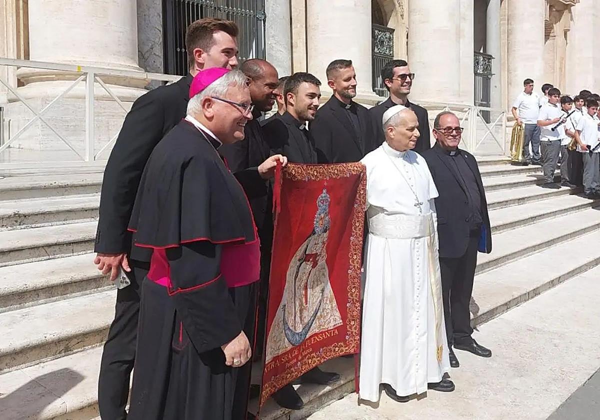El obispo Lorca Planes y sacerdotes murcianos entregan al Papa una balconera con la imagen de la Virgen de la Fuensanta.