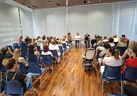 La alcaldesa de Alcantarilla, Paqui Terol, y los concejales de Recursos Humanos y de Servicios Públicos se reúnen con las 46 empleadas de la limpieza de edificios públicos municipales.