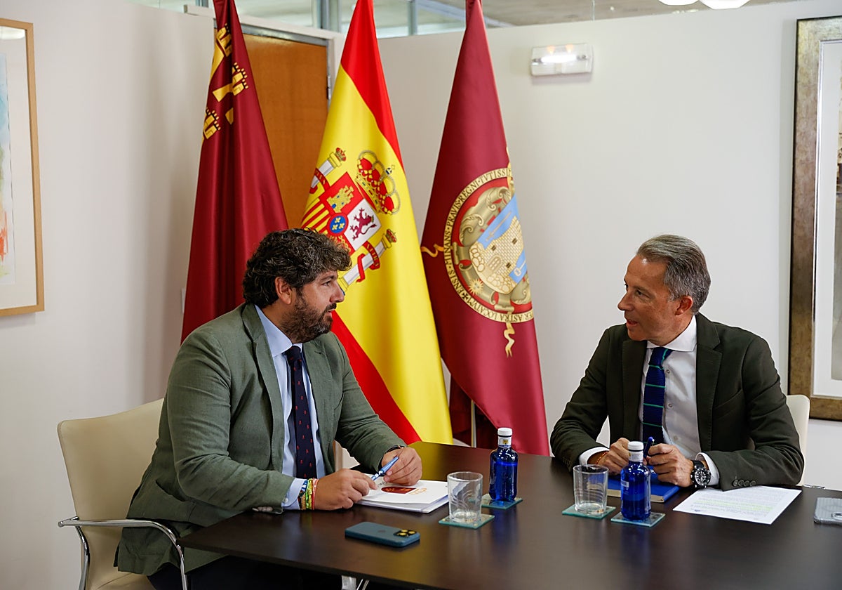 López Miras y Gil durante su reunión en el Ayuntamiento.