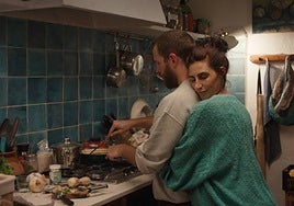 Álvaro Cervantes y Miriam Garlo en un fotograma de la película 'Sorda'.