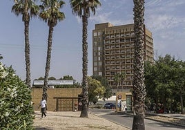 Un hombre camina por las proximidades del acceso principal al Hospital Naval, en una imagen de archivo.