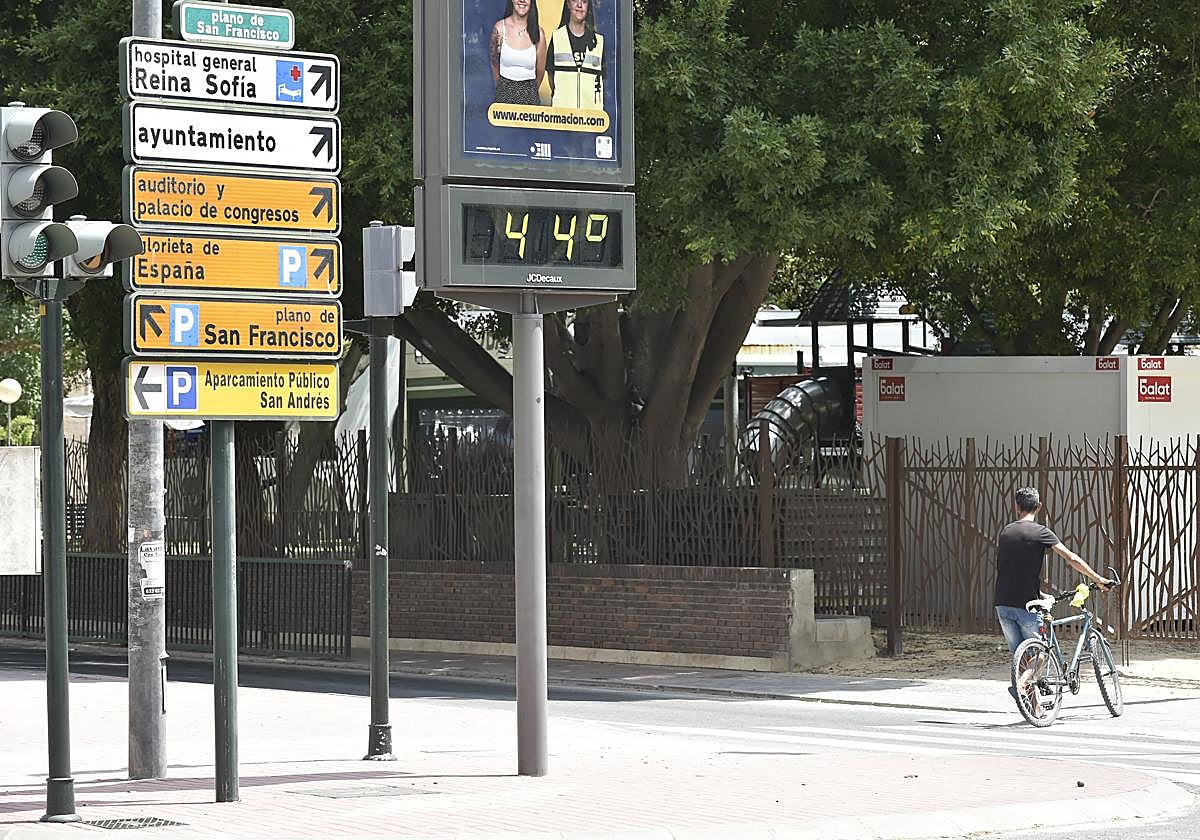 Un termómetro marca 34 grados en Murcia, el pasado día 18, el de más calor de todo el año.