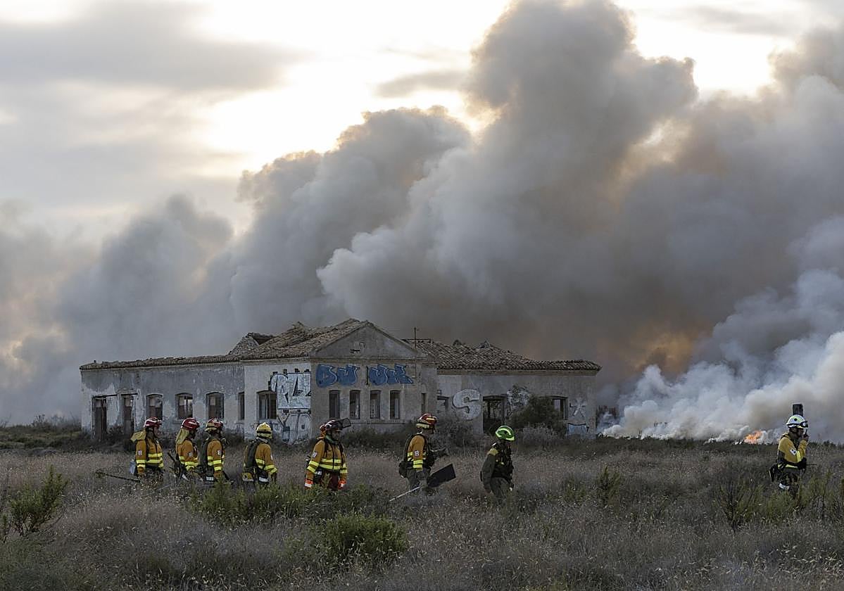 Los bomberos trabajando en la zona.