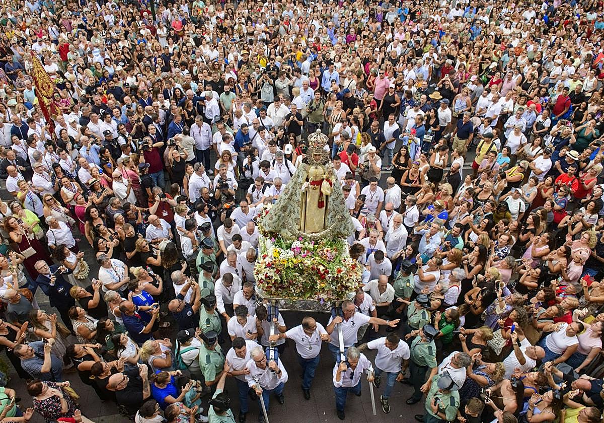 Miles de murcianos reciben a la Virgen de la Fuensanta.