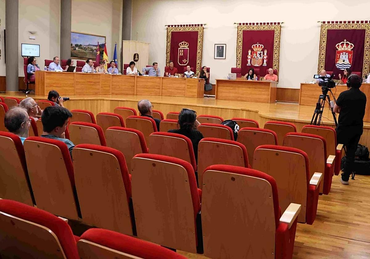 Pleno del Consistorio yeclano en el que se aprobó la moción contra el racismo en la localidad.