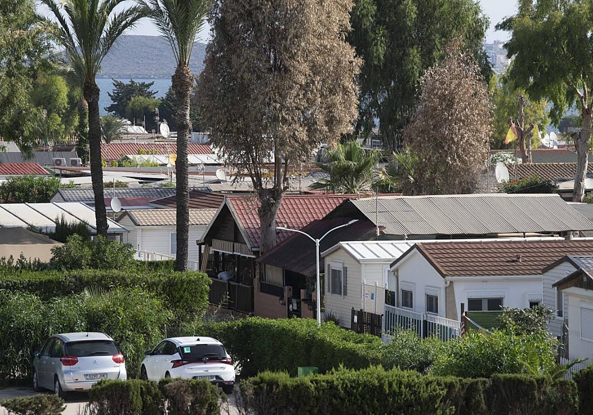 El camping de La Manga está dividido entre viviendas para alquiler turístico y otras que son propiedad de particulares.