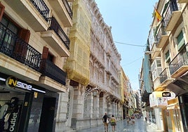 La fachada de la Casa Cervantes se encuentra tapada con lonas.