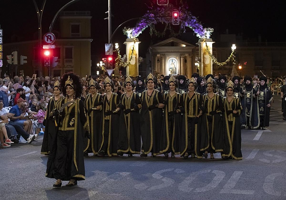 Desfile de Moros y Cristianos por las calles de Murcia.