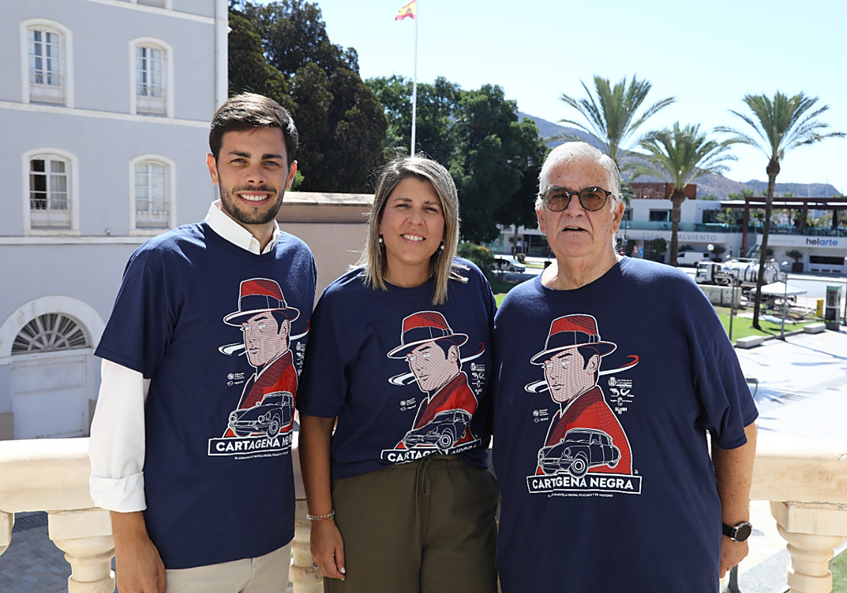 La alcaldesa de Cartagena, Noelia Arroyo y el concejal de Cultura, Ignacio Jáudenes, recibieron este jueves en el Palacio Consistorial a Francisco Marín, director de contenidos de Cartagena Negra.