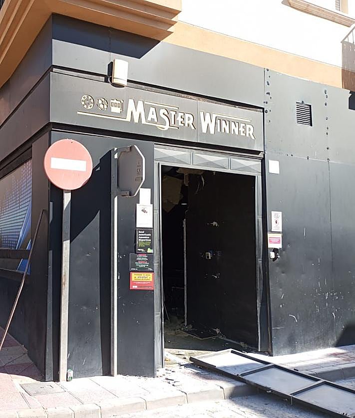 Imagen secundaria 2 - Destrozos causados en el local.