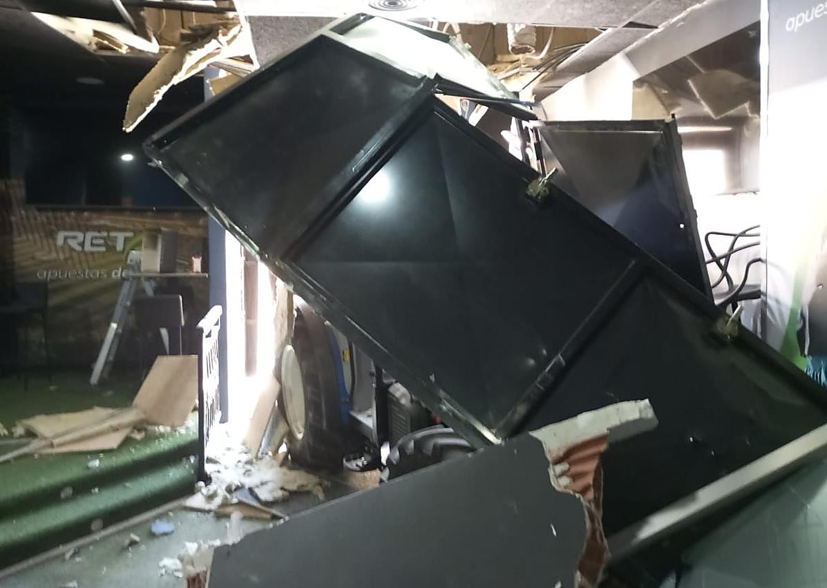 Imagen secundaria 1 - Destrozos causados en el local.