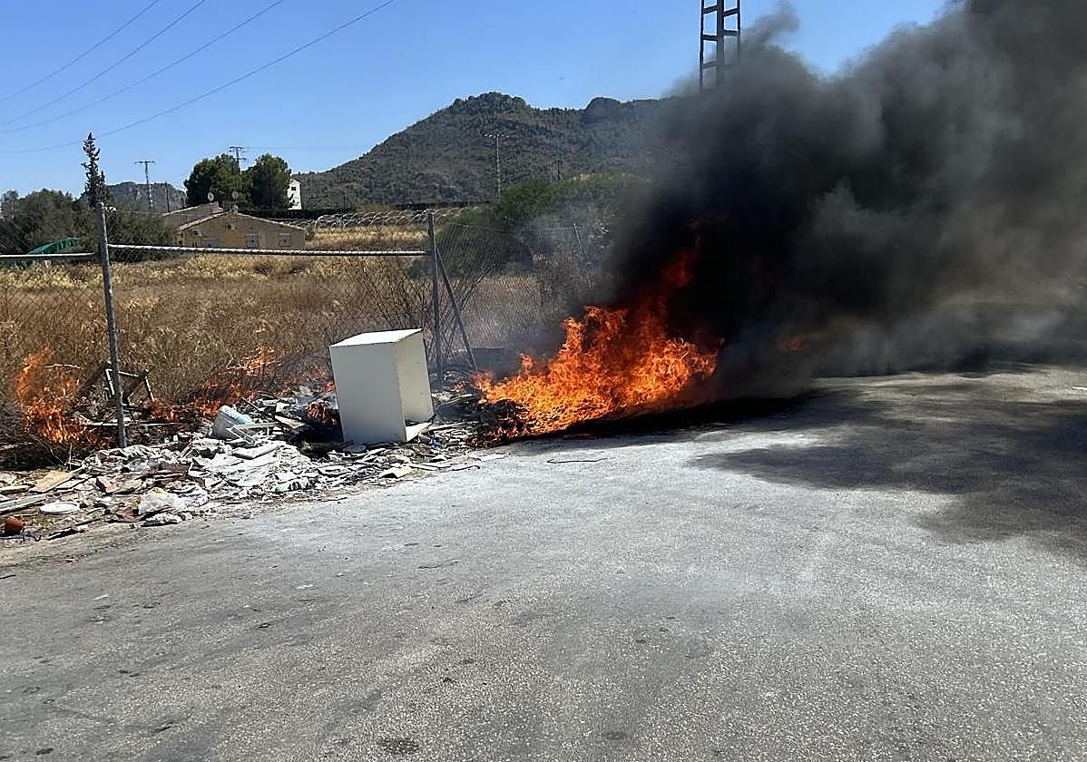 El incendio de los contenedores y de maleza.