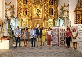 El presidente del Paso Azul, miembros de la hermandad y concejales durante la presentación de los actos en la iglesia de San Francisco.