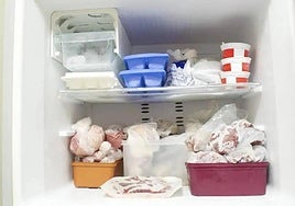 La forma más rápida para quitar el hielo del congelador sin desenchufarlo: solo necesitas papel de aluminio.