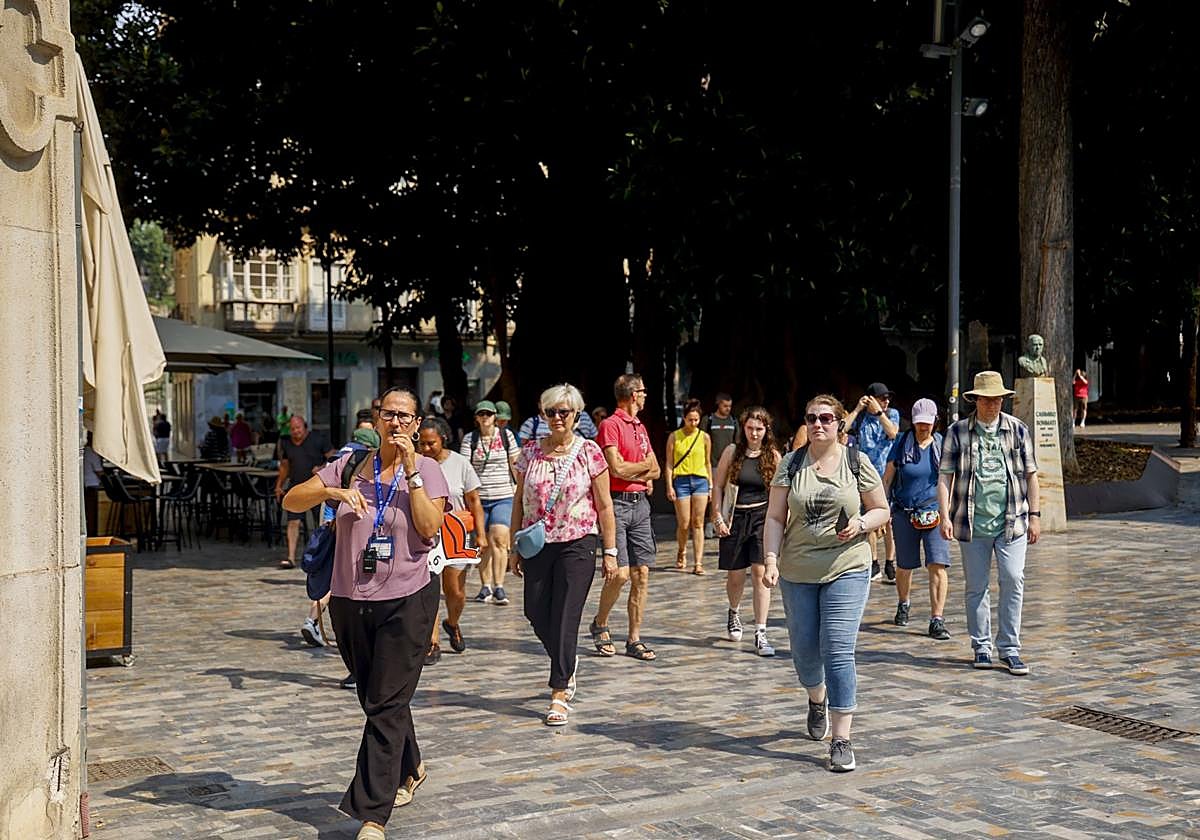 Turistas extranjeros caminando por Cartagena en una imagen de archivo.