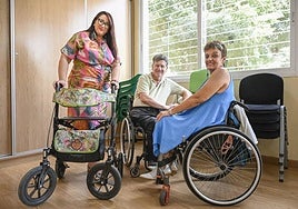 Gracia Álvarez, Antonio Carbonell y María del Mar Martínez, este viernes en la sede de Aspaym, en Murcia.