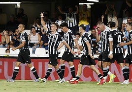 Pablo Larrea celebra su gol junto a sus compañeros.