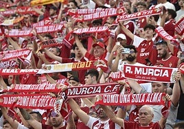 Aspecto de la grada del Enrique Roca, el pasado mes de junio, en el choque de 'playoff' ante el Nàstic de Tarragona que cerró la temporada 2024-25.