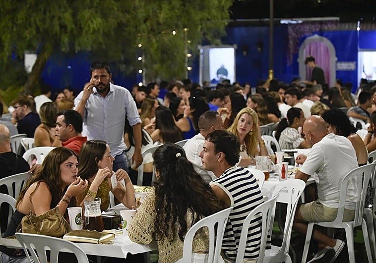 Uno de los ventorrillos, con todas sus mesas llenas.