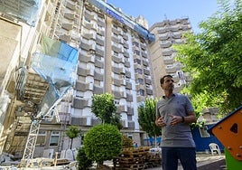 Alfonso Espín frente al Edificio Mendoza, en Murcia, donde se está renovando la fachada y ejecutando otras mejoras.