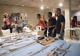 La alcaldesa Mari Carmen Moreno, durante una visita a la exposición con los últimos restos hallados, acompañada por el arqueólogo municipal.