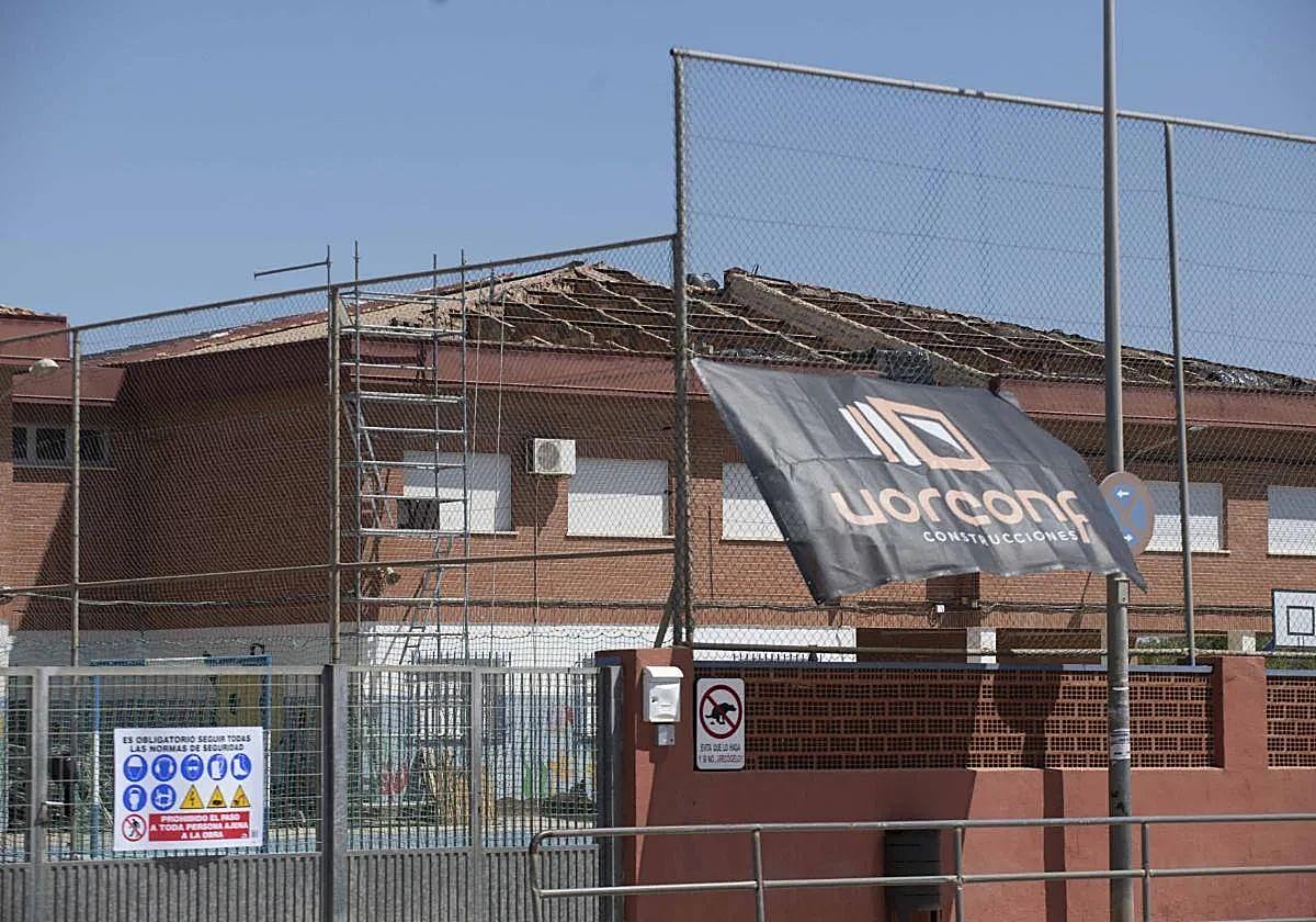 Imagen del estado, el 1 de septiembre, que presentaban los trabajos en la cubierta del centro escolar.