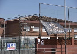 Imagen del estado, el 1 de septiembre, que presentaban los trabajos en la cubierta del centro escolar.