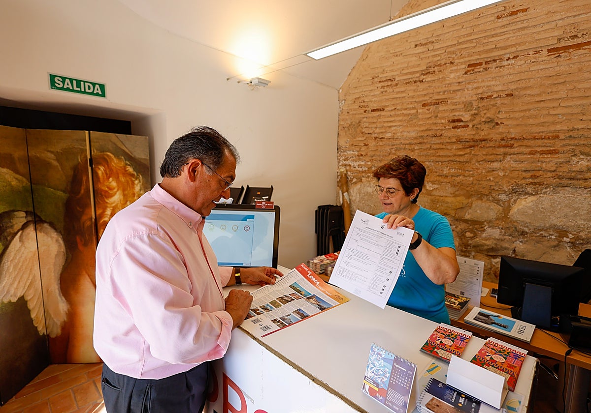 Parra consulta los datos de visitantes en la oficina de turismo.