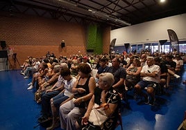 Los vecinos de El Palmar viendo la final de Wimbledon, el pasado mes de julio.