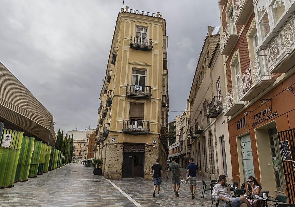 Imagen principal - Desalojan un edificio de Cartagena tras el hundimiento de una escalera
