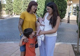 Cristina Bermejo y María Pilar Fernández, con sus dos hijos: Mario, de 5 años, y Lucas, de 23 días.