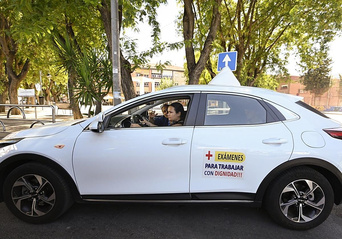 María durante una clase práctica en La Luz Autoecuela de Santo Ángel (Murcia) esta semana.