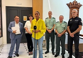 La alcaldesa y los participantes en la Junta, tras la reunión.