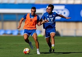 Dani Albiar conduce la pelota, perseguido por Willy Ibáñez, en el entrenamiento de este jueves.