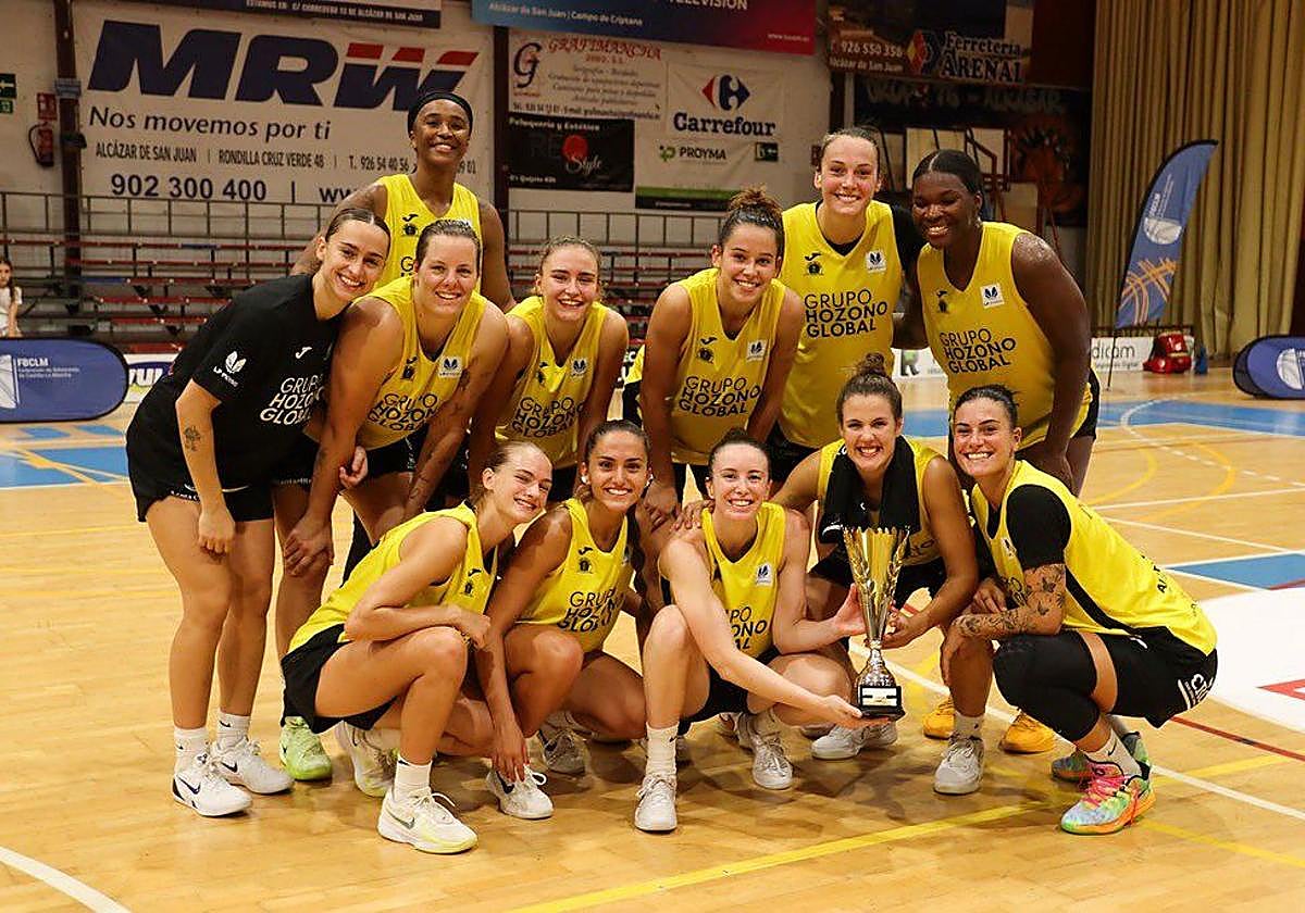 Las jugadoras posan con el trofeo.
