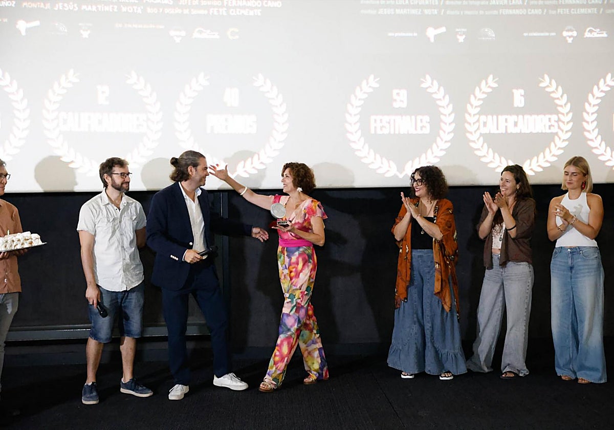 La actriz Pepa Aniorte, protagonista de 'La Mort' abraza al director Martínez 'Nota'.