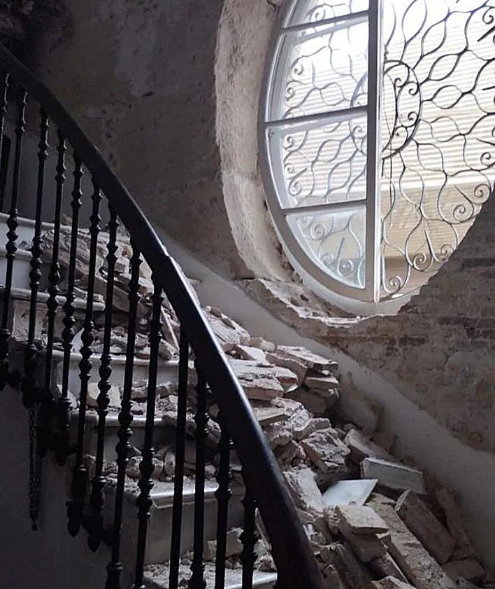 Imagen secundaria 2 - Desalojan un edificio de Cartagena tras el hundimiento de una escalera