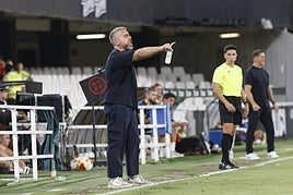 Javi Rey, entrenador del Cartagena, durante el partido de este viernes.