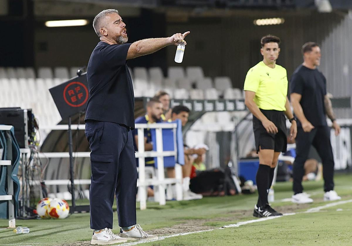 Javi Rey, entrenador del Cartagena, durante el partido de este viernes.