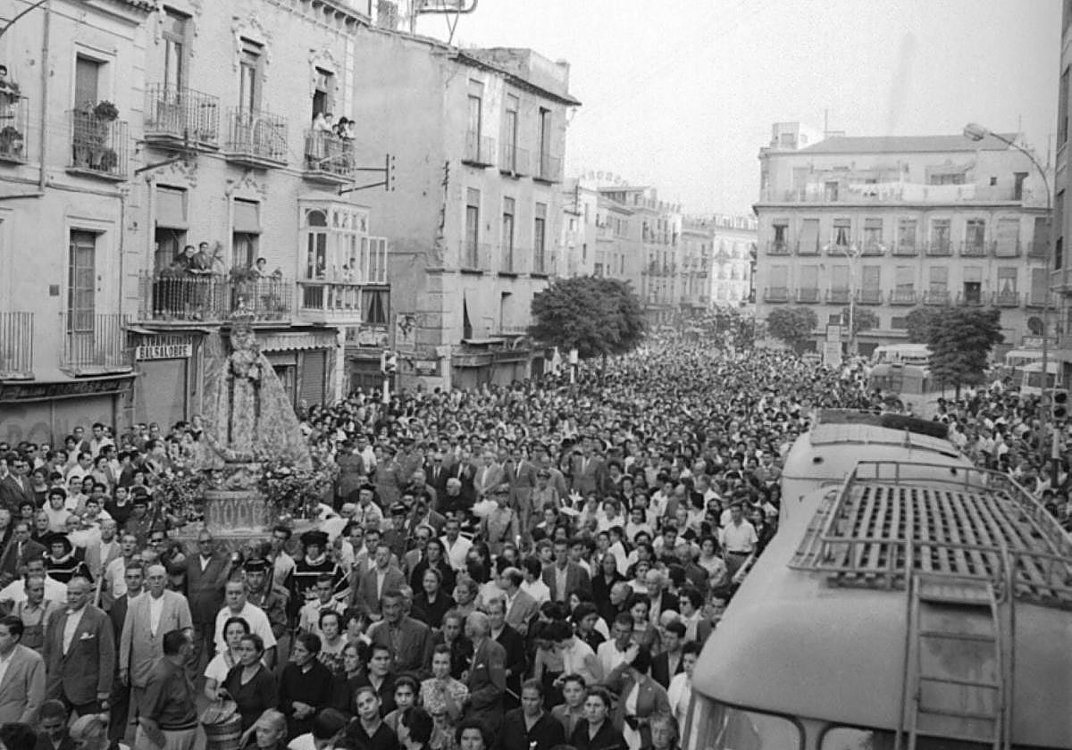 Multitud. La Patrona, a su paso por el barrio del Carmen, en una instantánea del gran fotógrafo Juan López que se conserva en el Archivo Almudí.