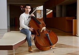 Andrea Rescaglio, con su contrabajo, el mismo con el que aprobó la prueba de acceso a la OSRM hace dos décadas.