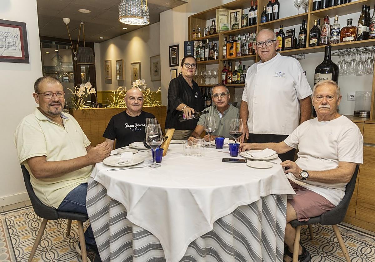 Salvador Villegas, Carlos Ortas, Sol Martín, metre del restaurante, Miguel Rosales, el chef Jorge Ferrer y Antonio Cegarra, sentados en una mesa del restaurante D'Almansa, ubicado en la calle Sagasta.
