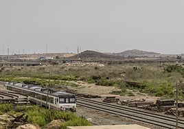 Terrenos de El Hondón vistos desde la estación de trenes, con el viaducto de la A-30 al fondo.