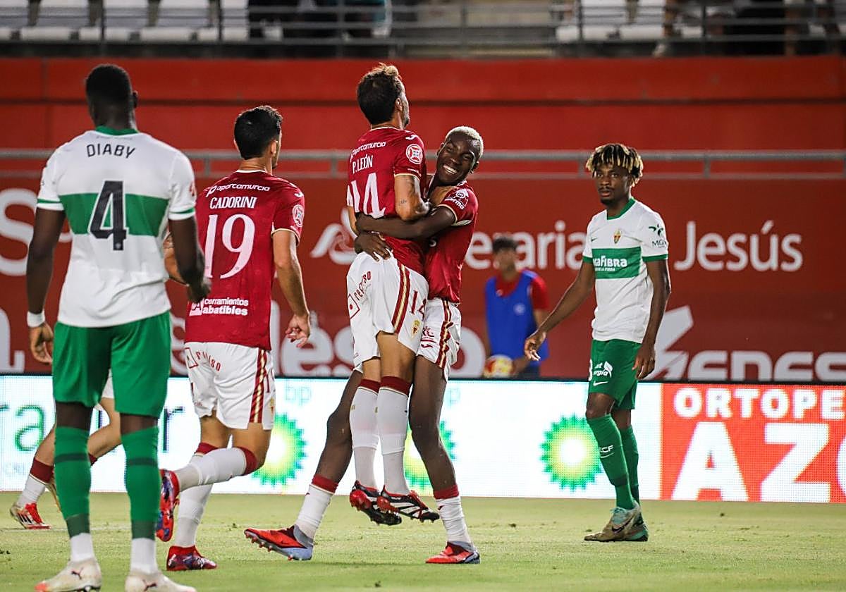Pedro León y Seyram, jugadores del Real Murcia, celebran el 1-0 anotado por el muleño en el amistoso ante el Elche.