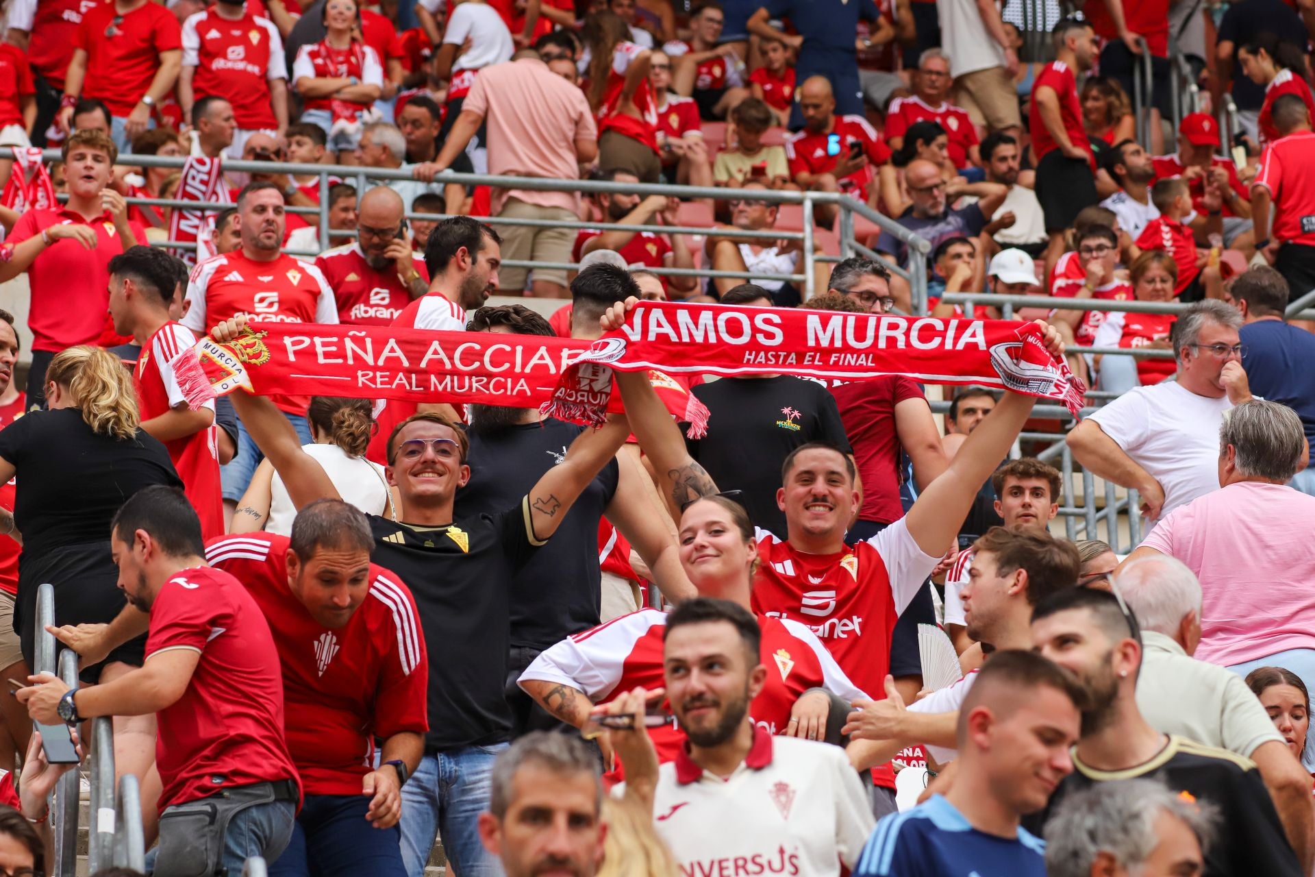 La grada celebra la victoria del Real Murcia, en imágenes